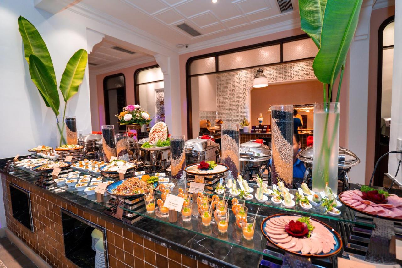 Allegro Hoi An . A Little Luxury Hotel & Spa Exterior photo A buffet at a hotel