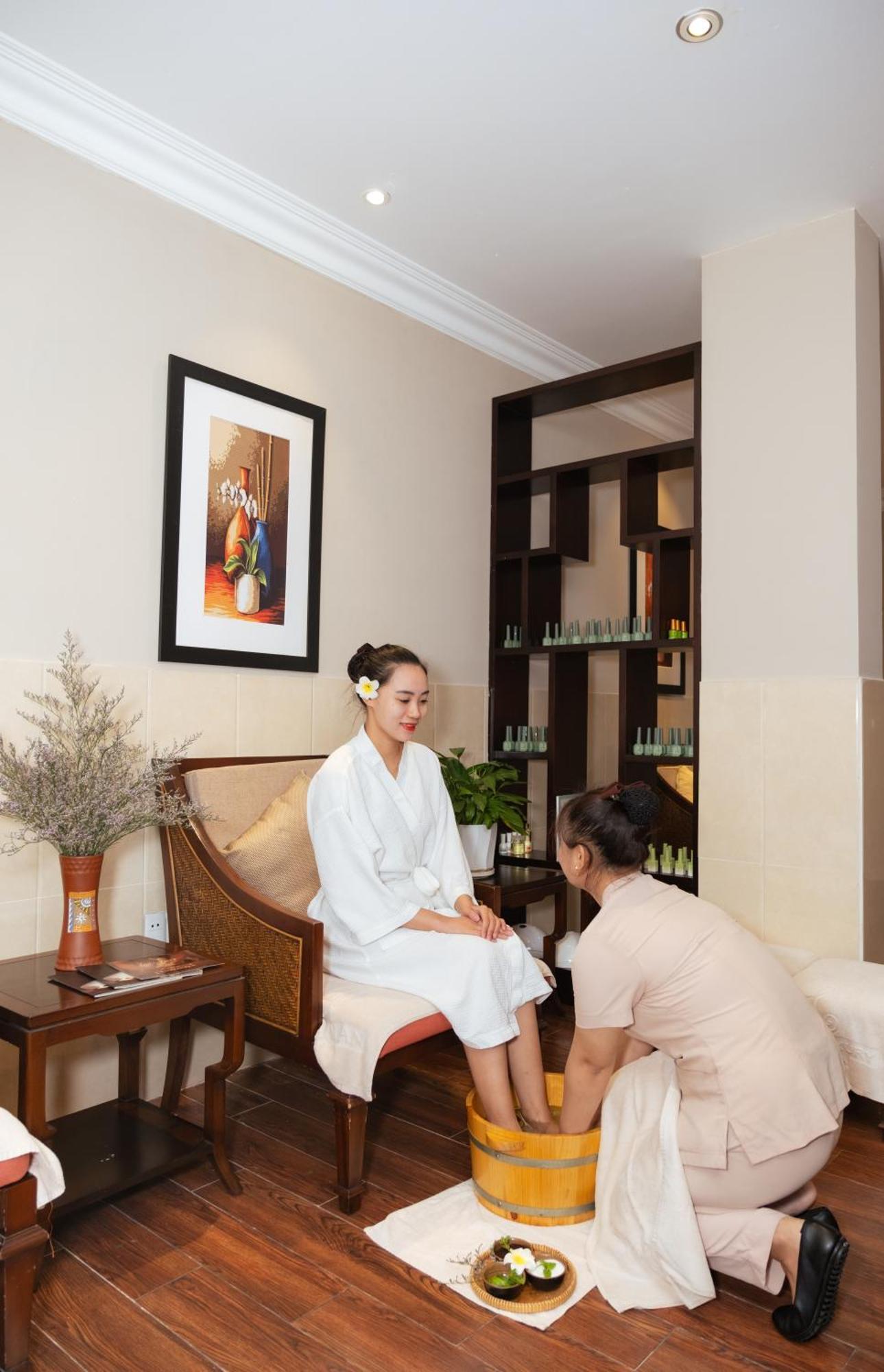 Allegro Hoi An . A Little Luxury Hotel & Spa Exterior photo A foot massage