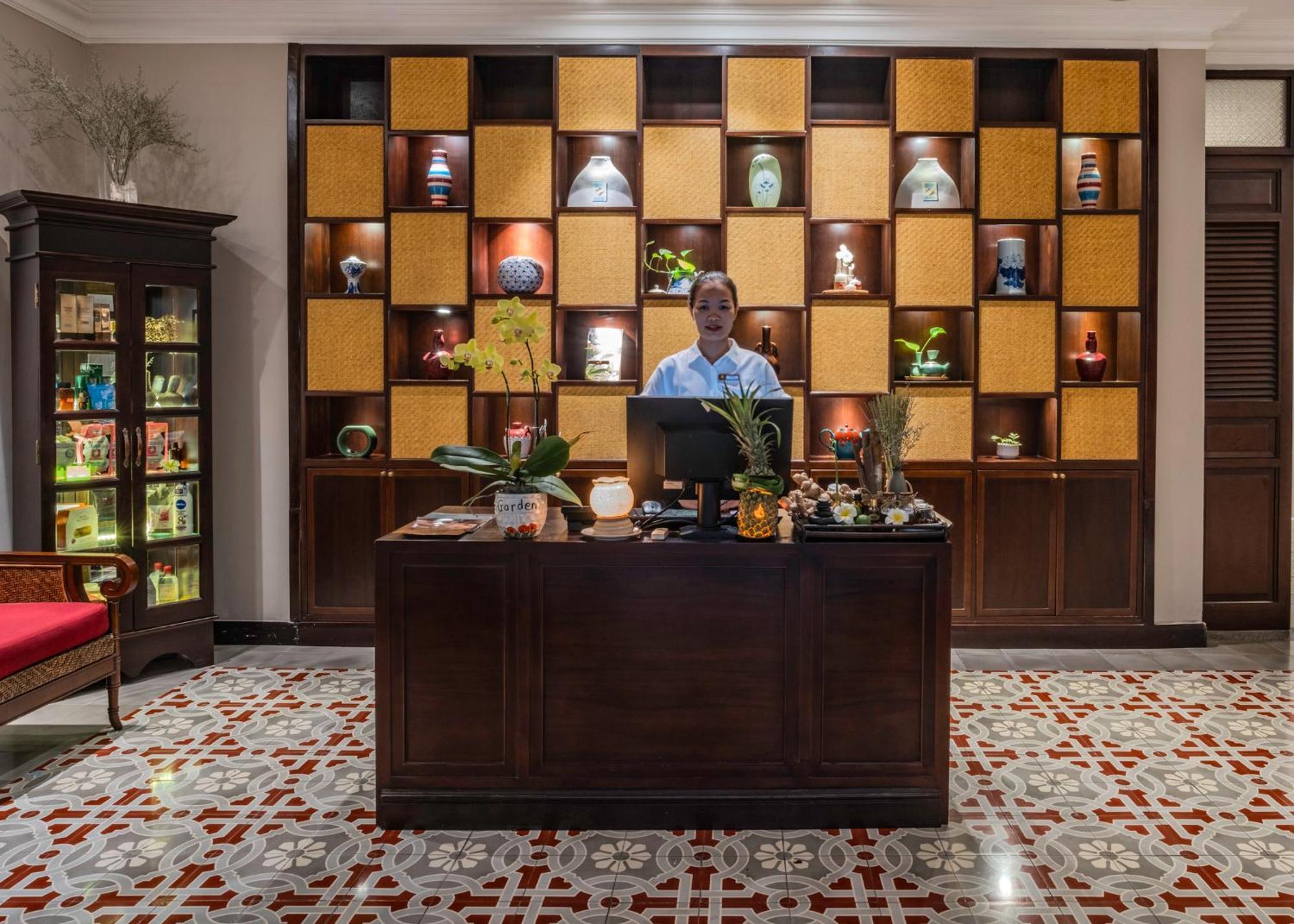 Allegro Hoi An . A Little Luxury Hotel & Spa Exterior photo Reception desk at the hotel