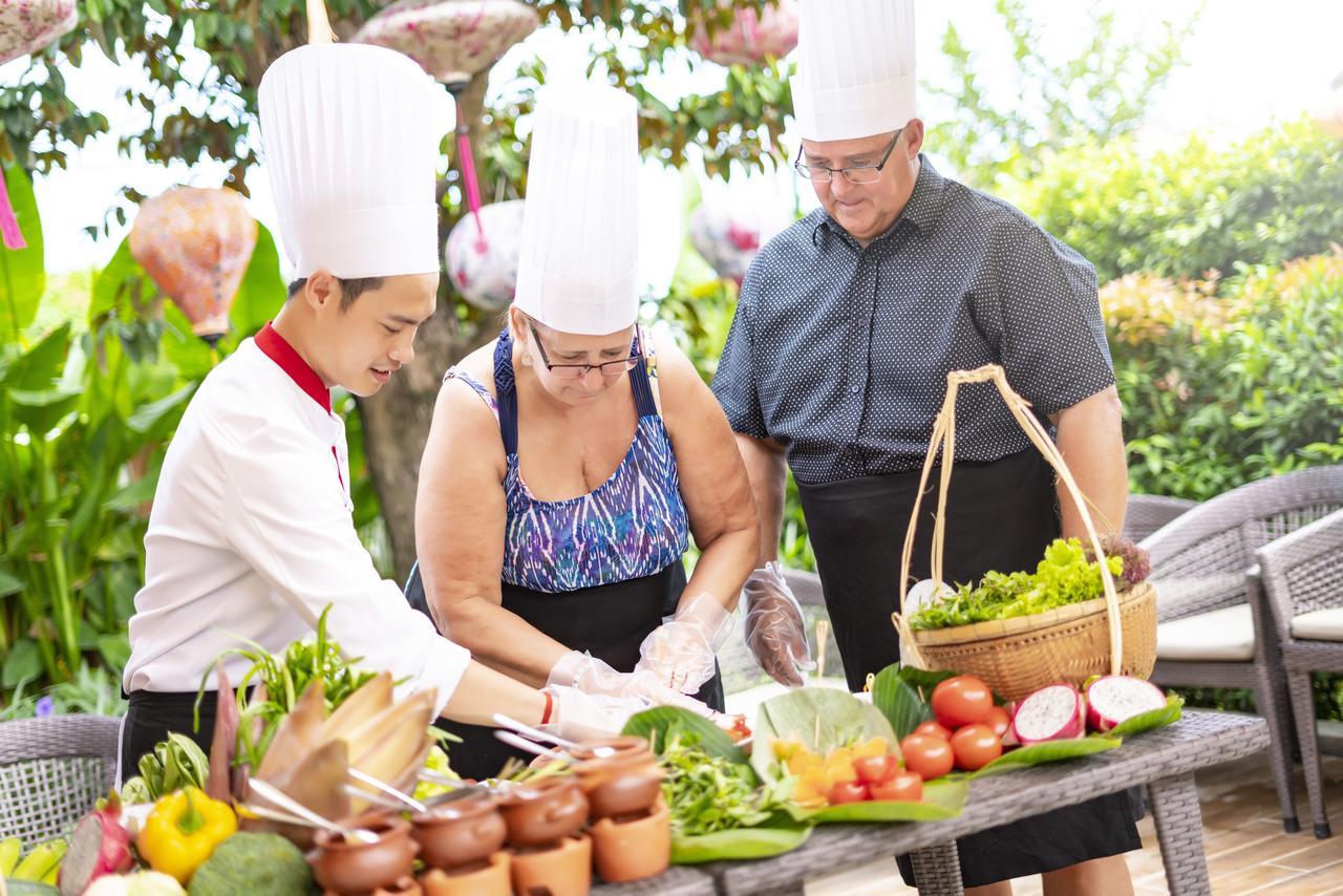 Allegro Hoi An . A Little Luxury Hotel & Spa Exterior photo A couple learning to cook Thai cuisine