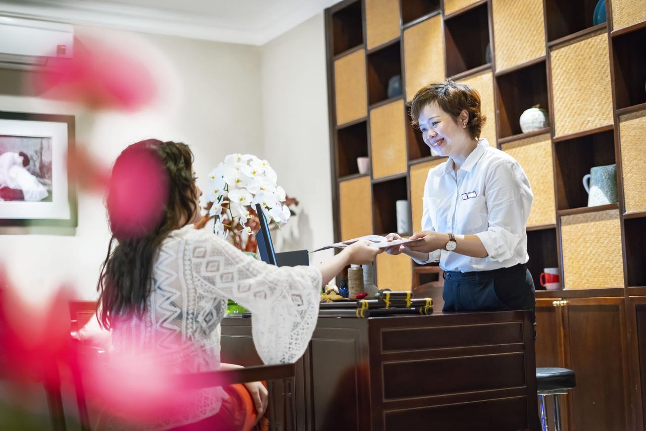 Allegro Hoi An . A Little Luxury Hotel & Spa Exterior photo A guest checking in at the hotel